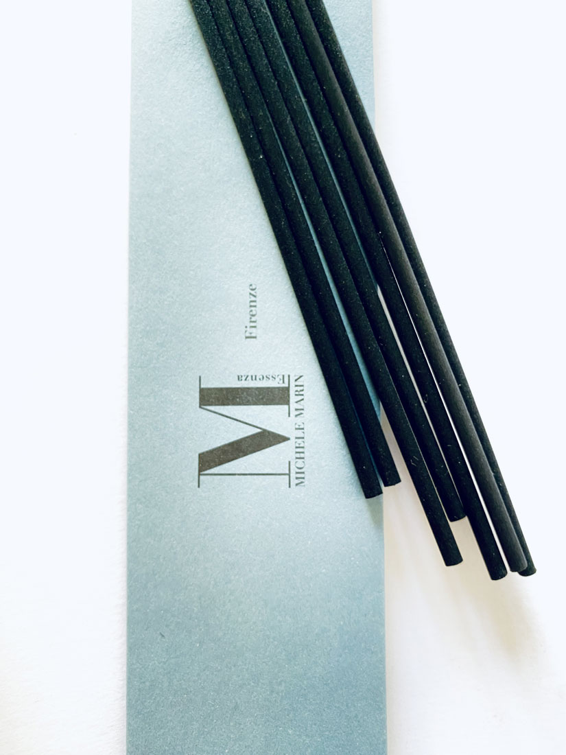 Bastoncini in legno nero con scatola azzurro carta da zucchero con logo Michele Marin Essenza