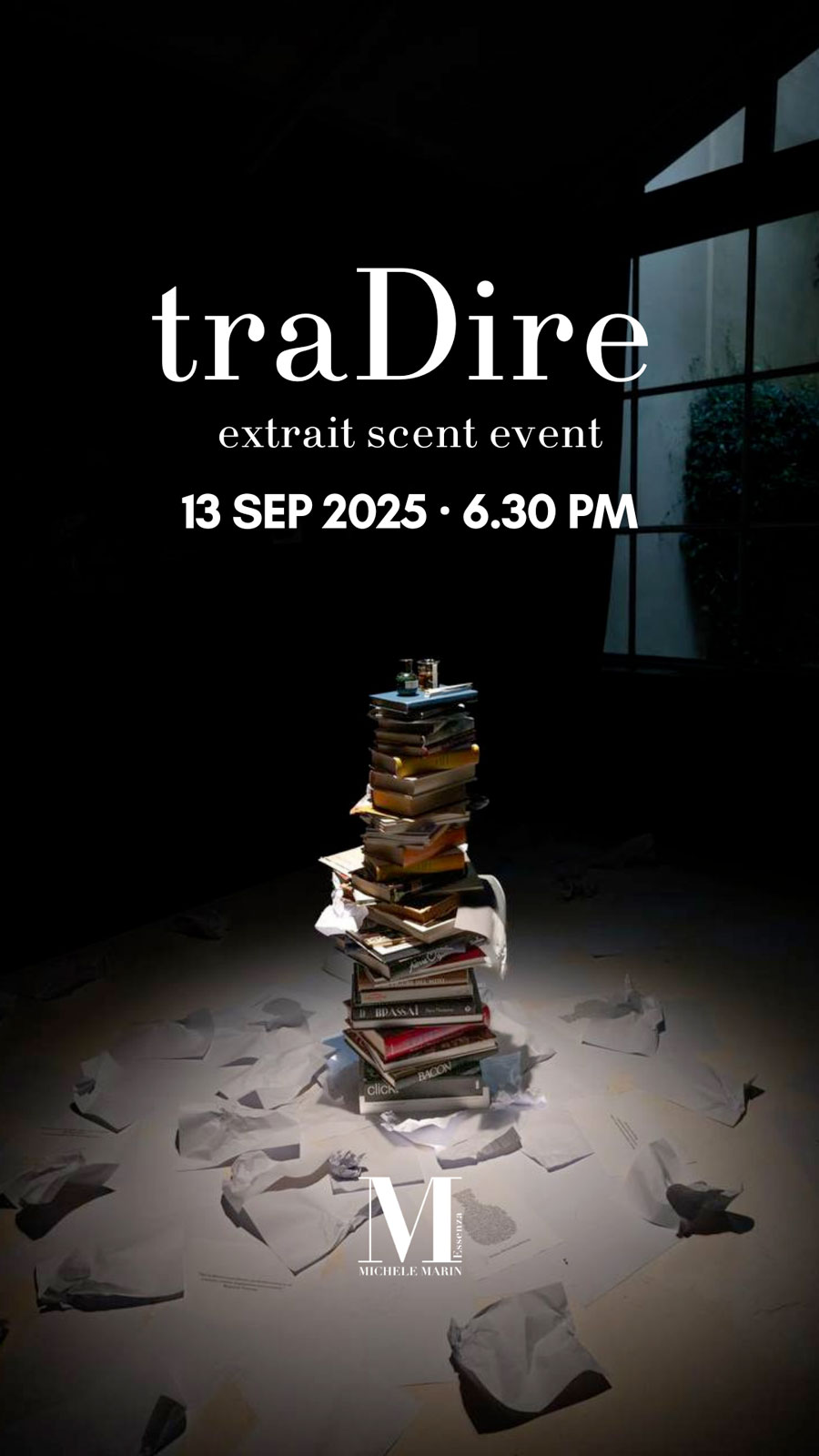 bottiglia di profumo su una pila di libri